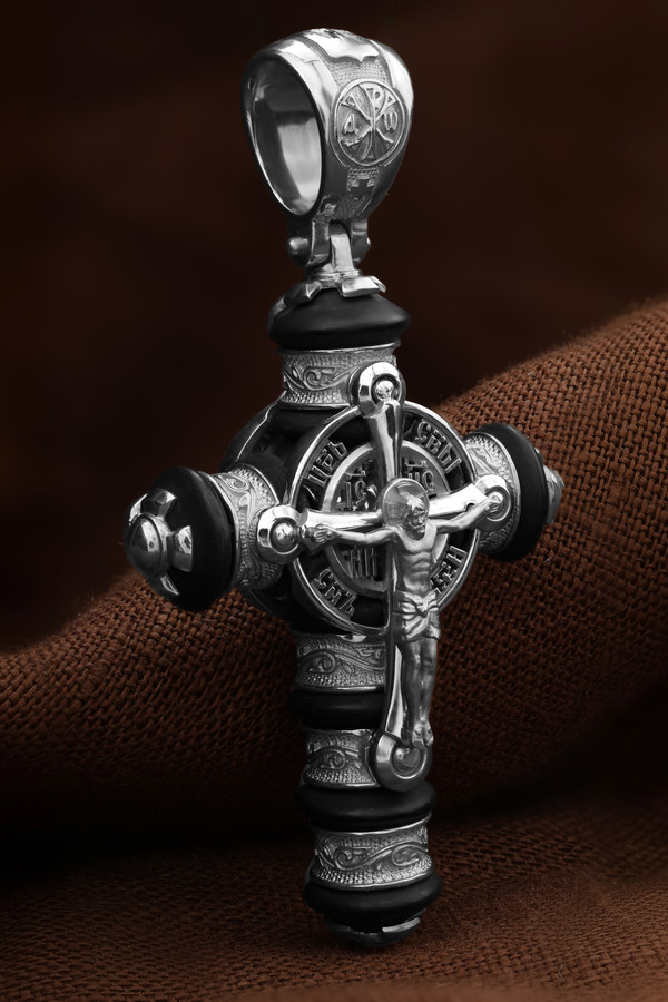 Крест из белого золота c ониксом