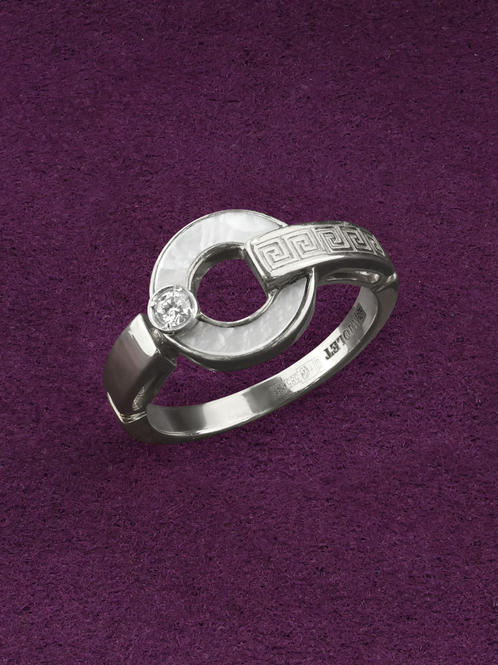 Кольцо из белого золота c бриллиантами и перламутром