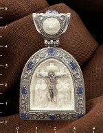 Образок из белого золота 585 пробы c эмалью, сапфиром и бивнем мамонта