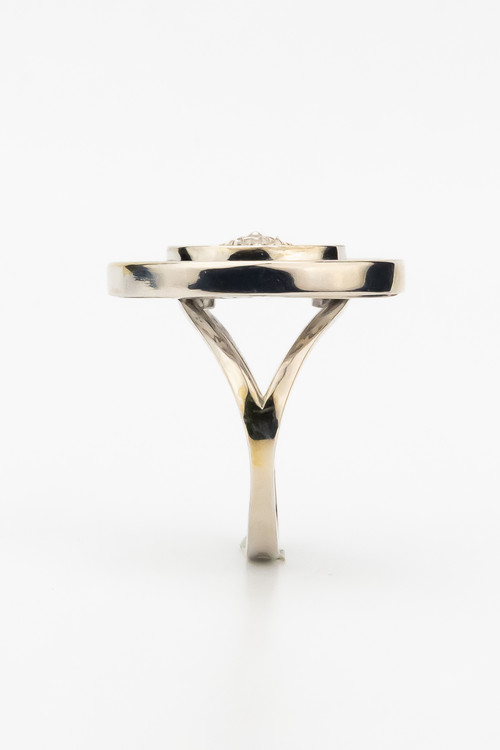 Кольцо из белого золота c ониксом и перламутром