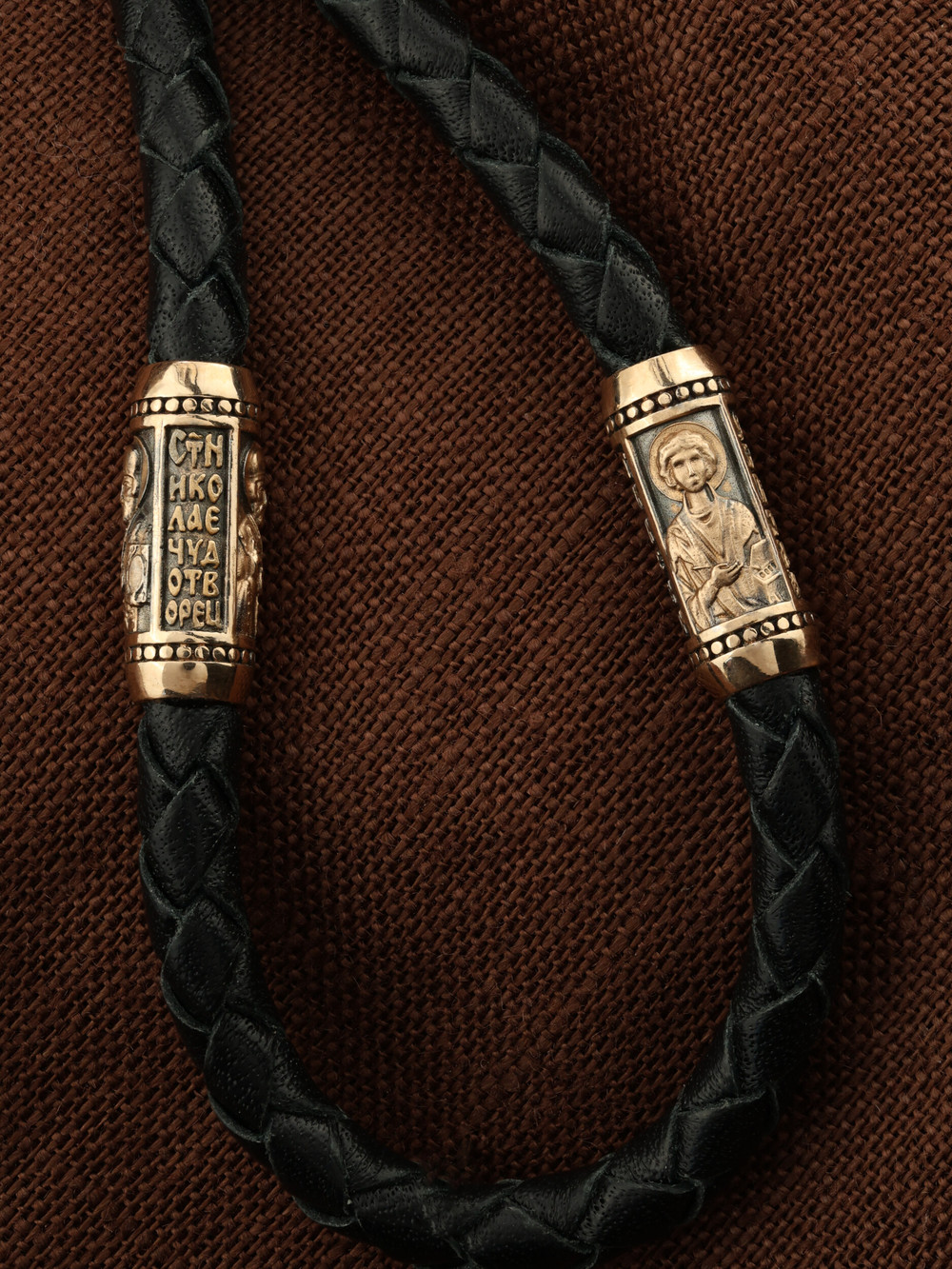 Гайтан из золота c кожаным шнурком и ониксом