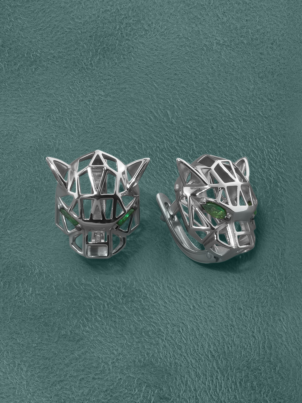 Серьги из белого золота c изумрудом