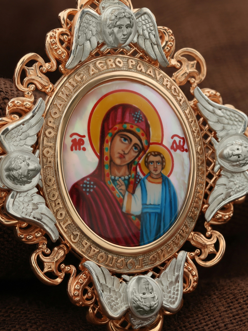 Образок из золота c эмалью и перламутром