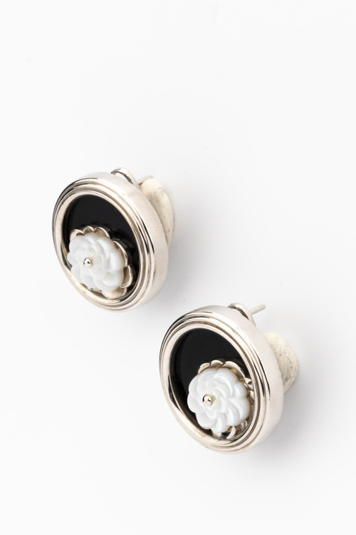 Серьги из белого золота c ониксом и перламутром