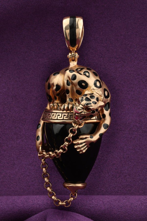 Подвеска из золота c эмалью и ониксом