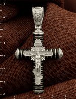 Крест из белого золота 585 пробы c ониксом