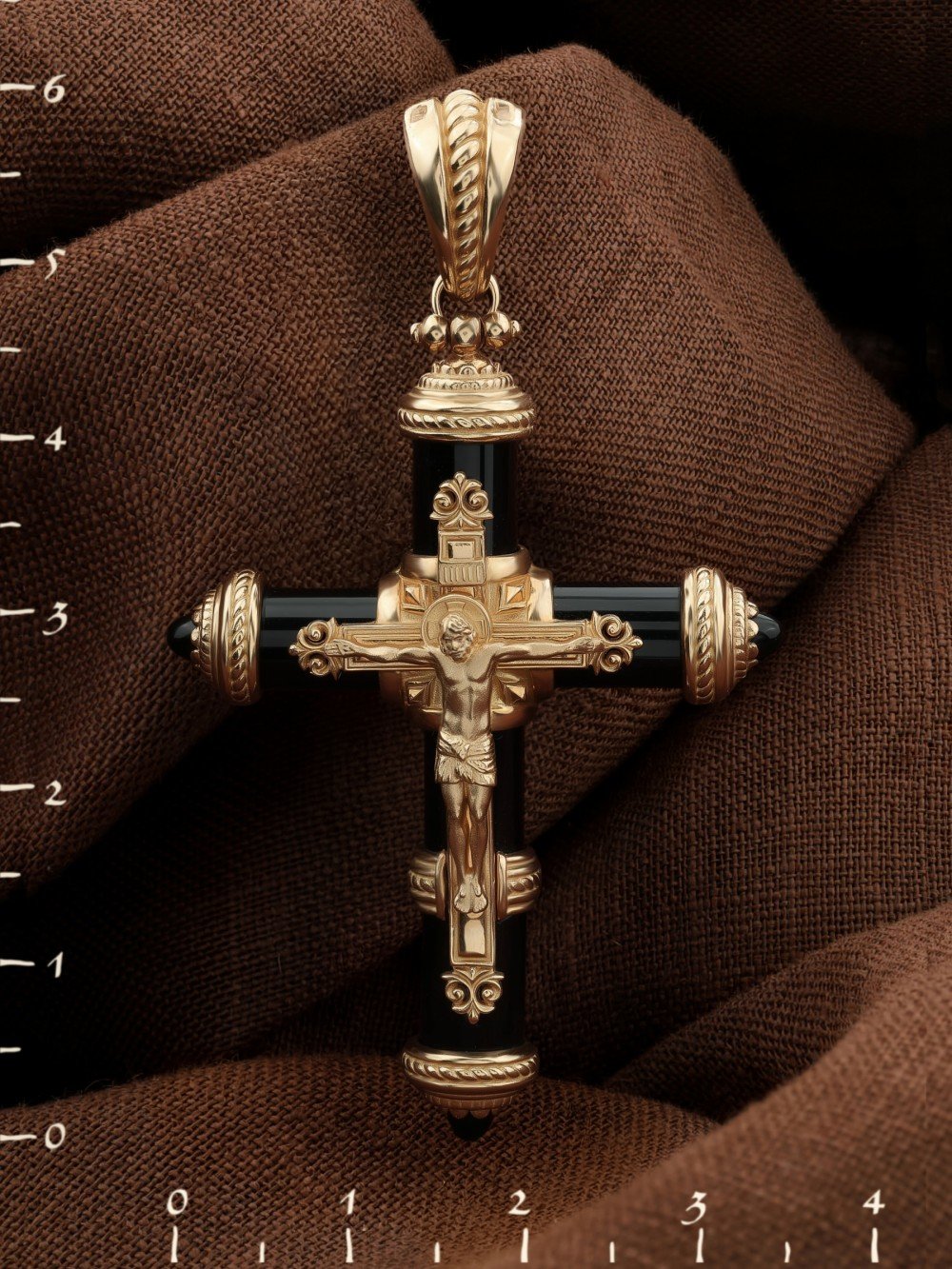 Крест из золота c ониксом