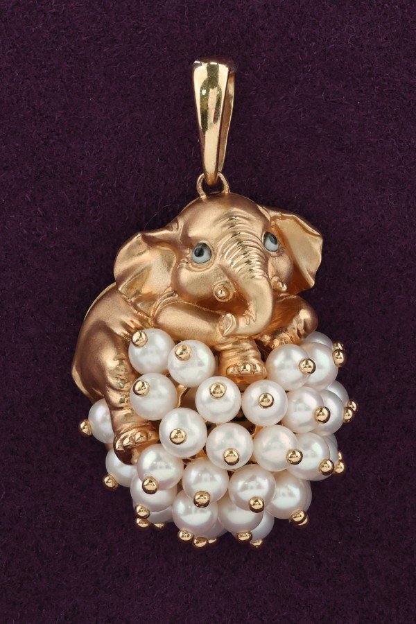 Подвеска из золота c эмалью и жемчугом