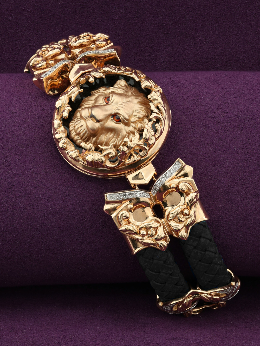 Браслет из золота c эмалью, бриллиантами, шнурком и ониксом