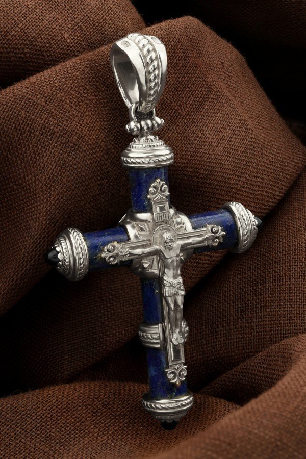 Крест из белого золота c ониксом и лазуритом