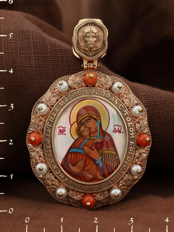 Образок из золота c эмалью, жемчугом, кораллом и перламутром