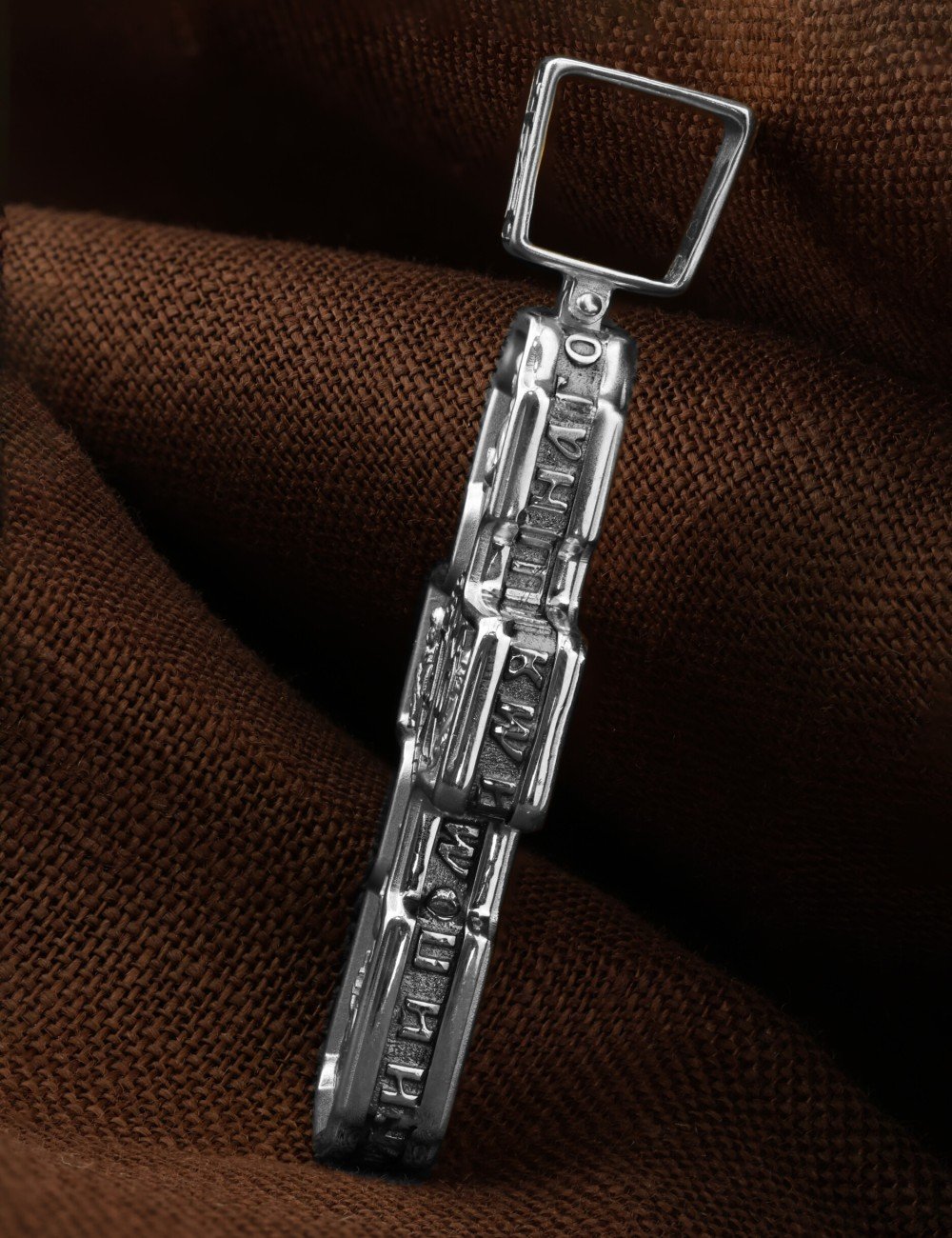 Крест из белого золота 585 пробы c ониксом