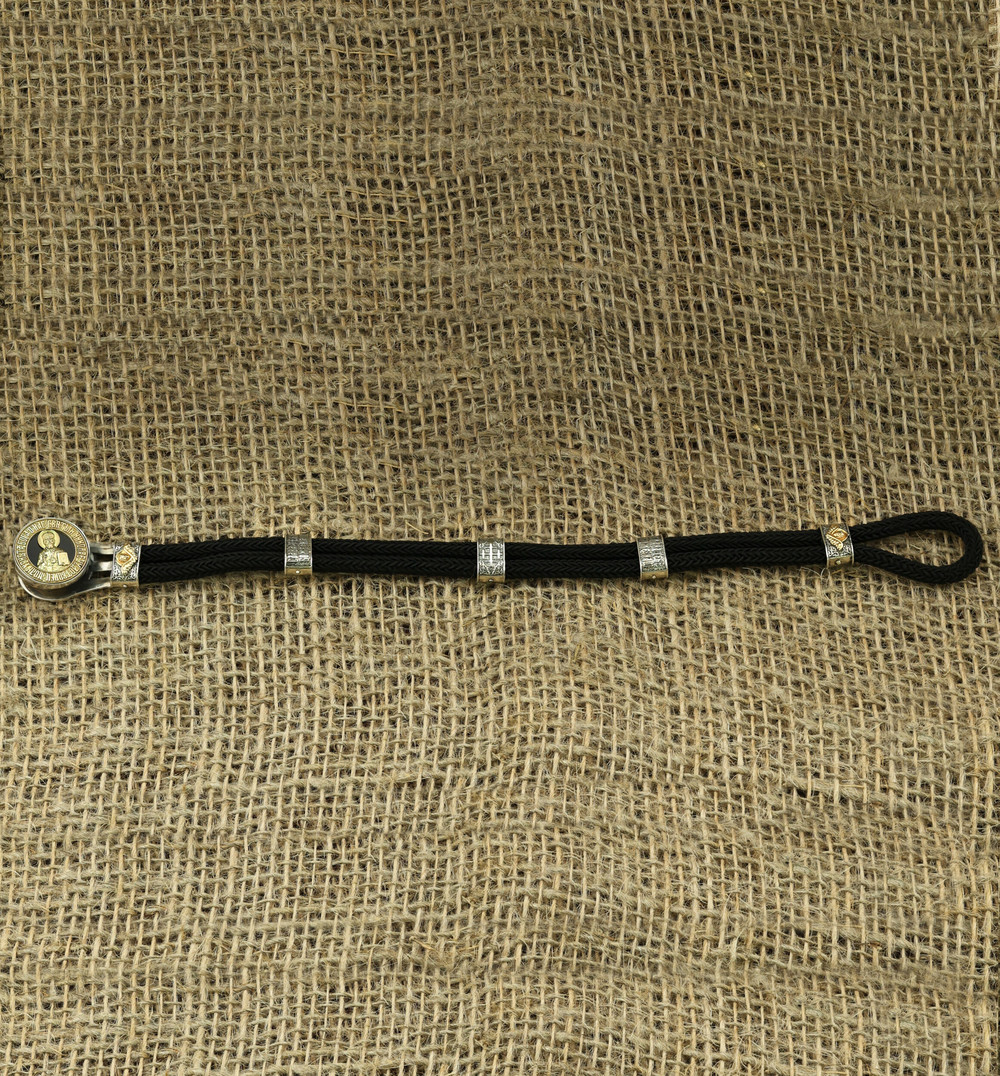 Браслет из серебра и золота c ониксом и шёлковым шнурком