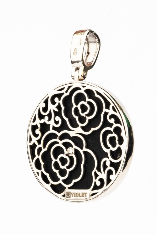 Подвеска из белого золота c ониксом и перламутром