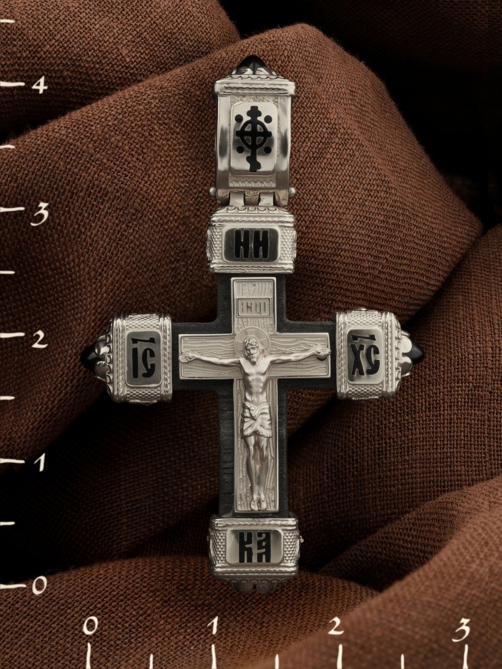 Крест из белого золота c эмалью, ониксом и эбеновым деревом