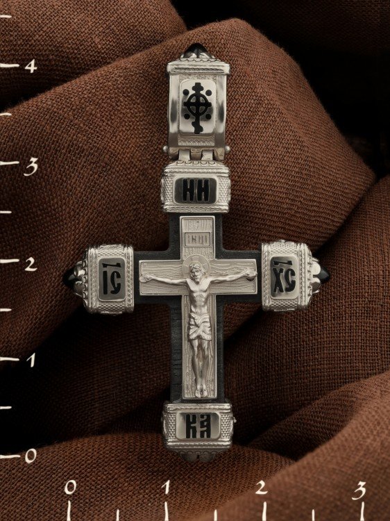 Крест из белого золота c эмалью, ониксом и эбеновым деревом