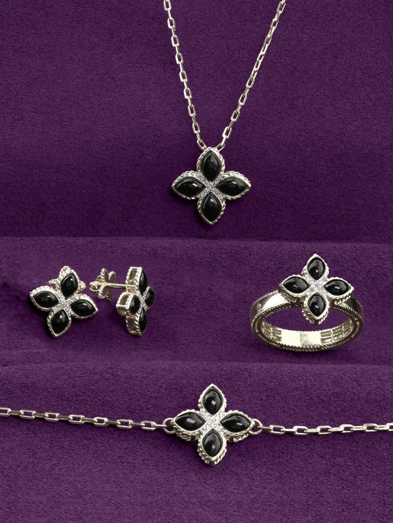 Браслет из белого золота c бриллиантами и ониксом