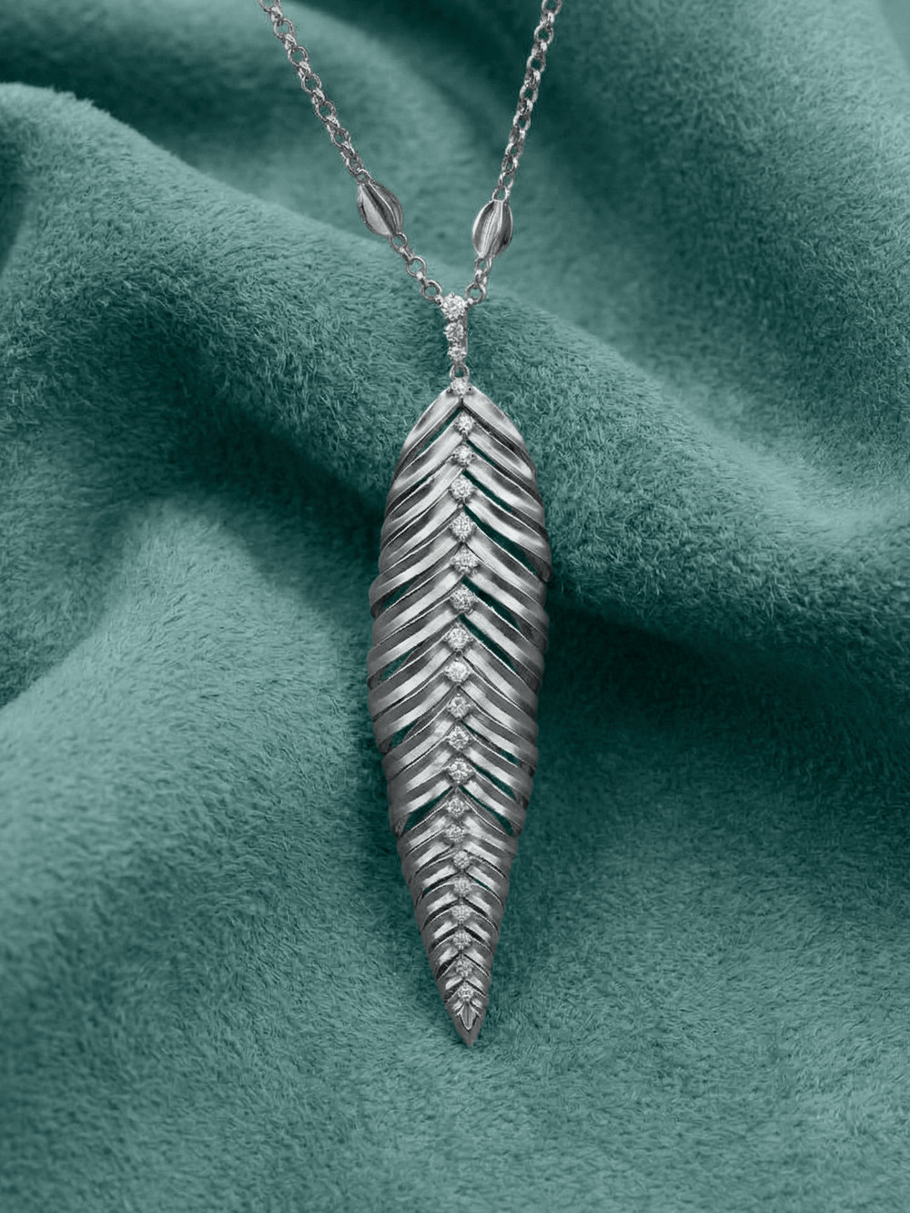 Колье из белого золота c бриллиантами