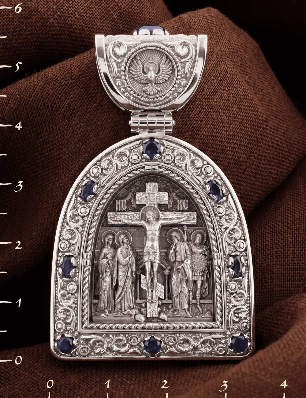 Образок из белого золота c эмалью и сапфиром