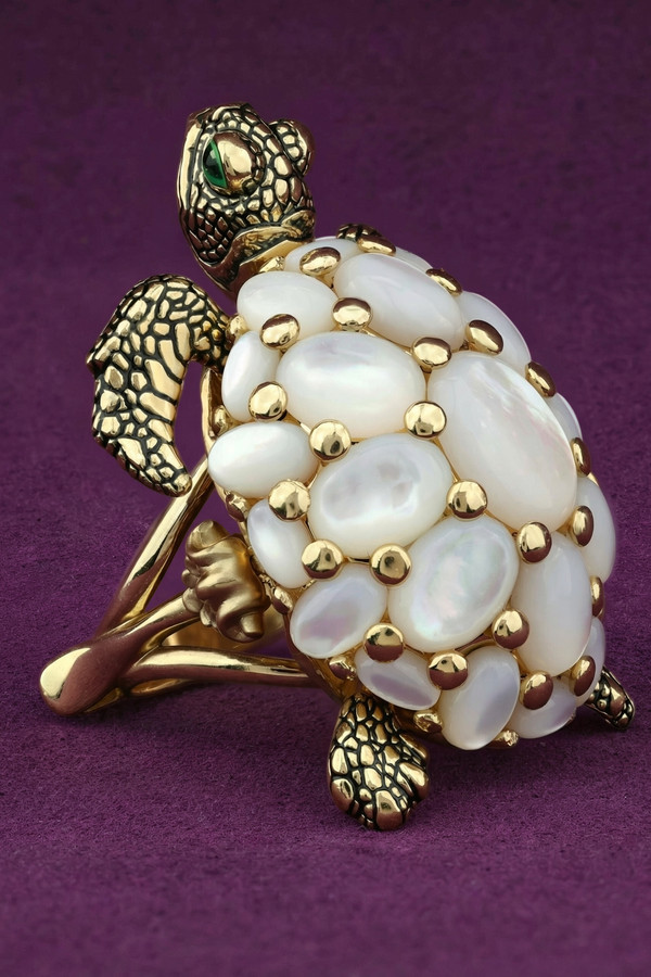 Кольцо из лимонного золота c эмалью и перламутром