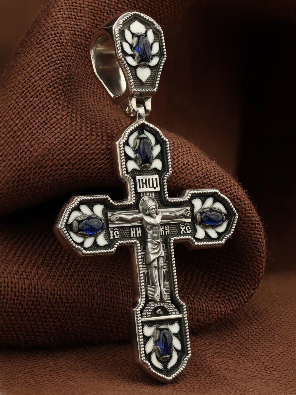 Крест из белого золота c эмалью и сапфиром