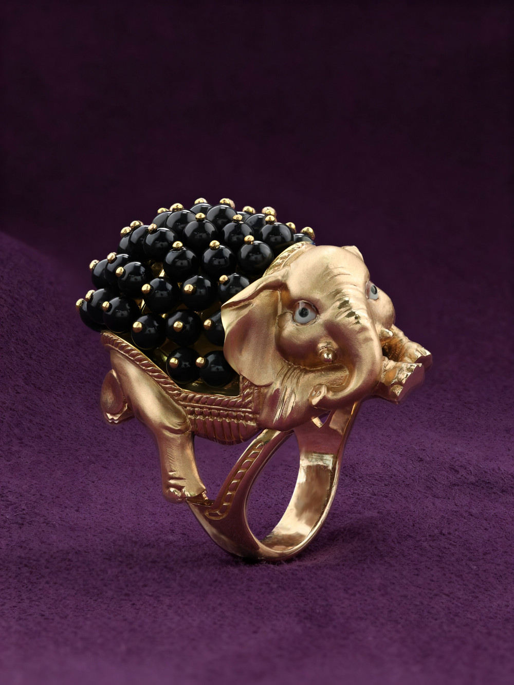 Кольцо из золота c эмалью и ониксом