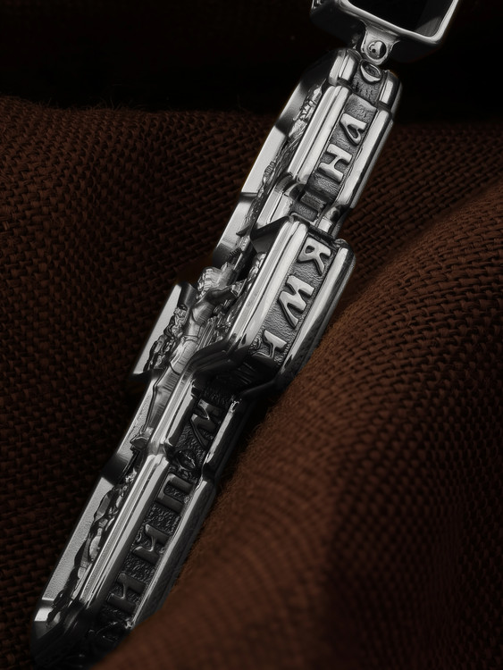 Крест из белого золота c ониксом