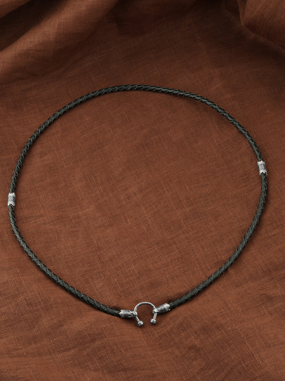 Гайтан из белого золота c кожаным шнурком