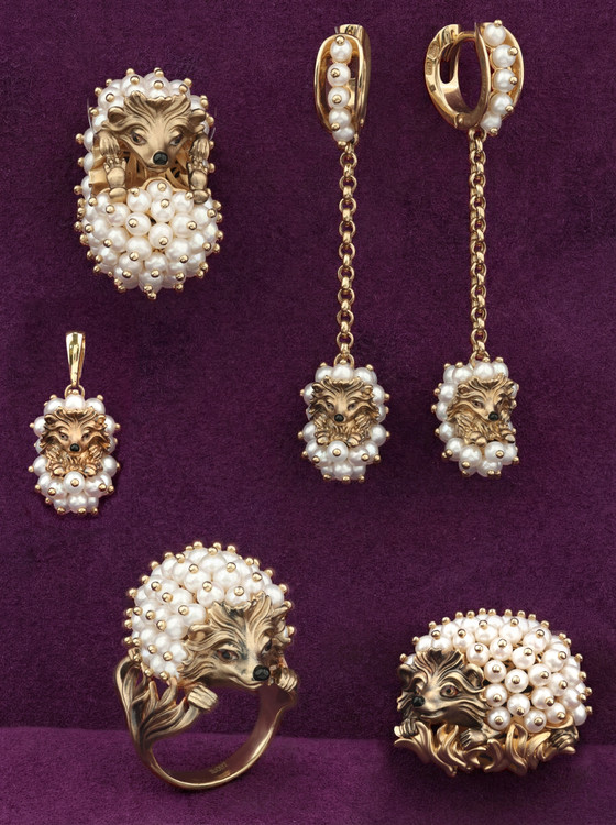 Брошь из золота c эмалью и жемчугом