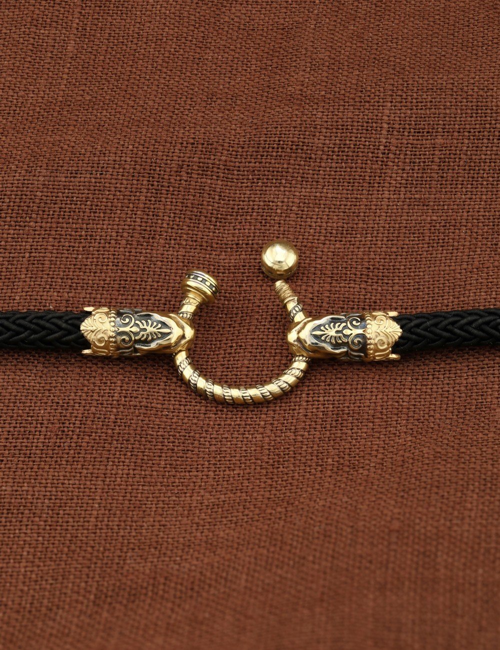 Шнурок шёлковый из лимонного золота c шёлковым шнурком