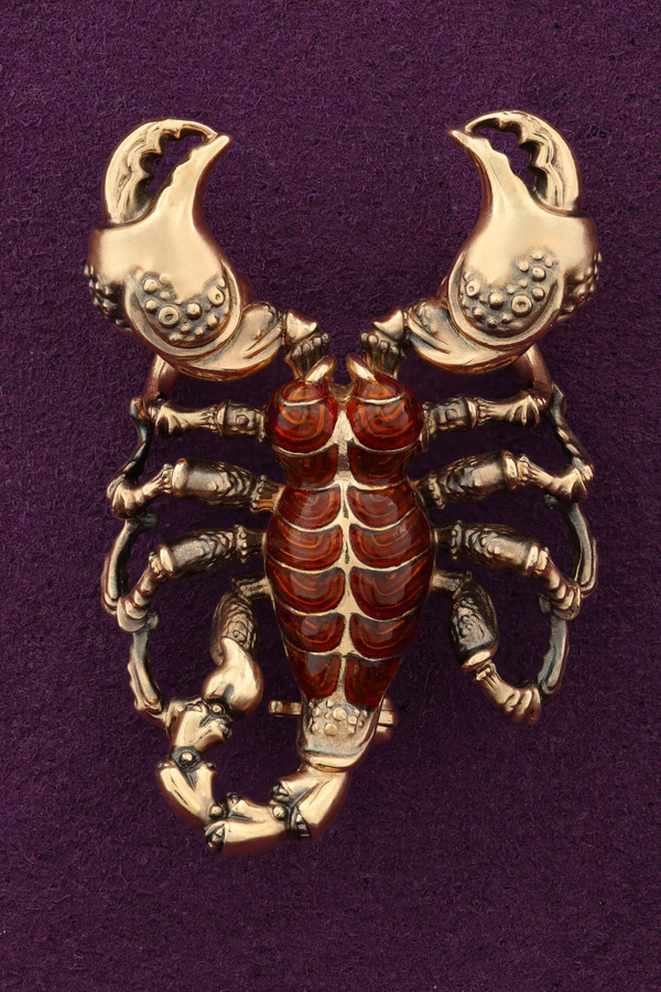 Брошь из золота c эмалью