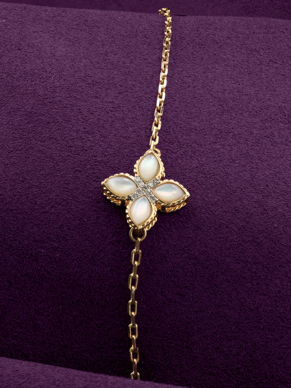 Браслет из золота c бриллиантами и перламутром