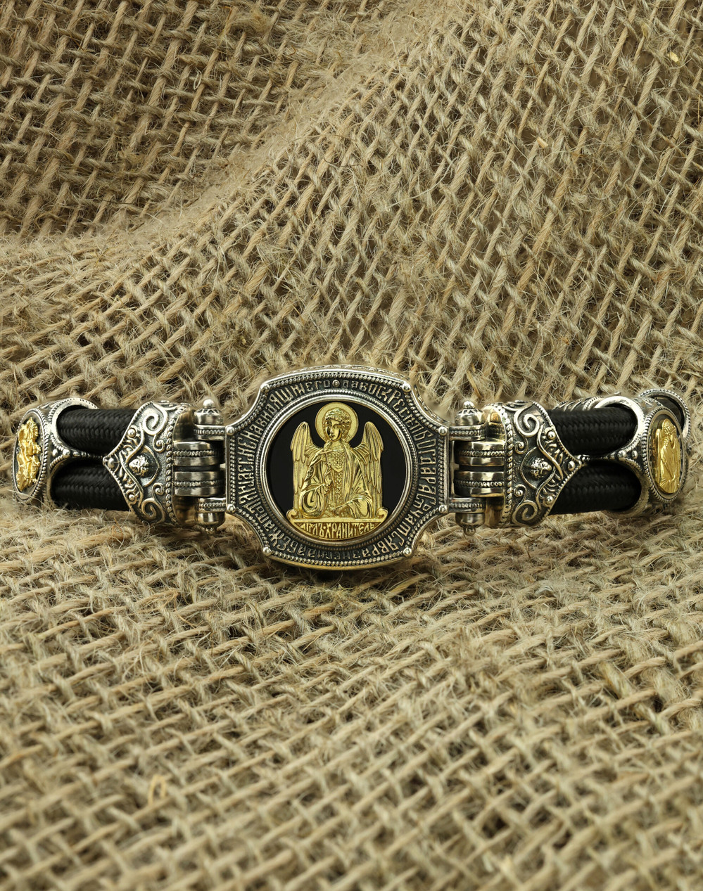 Браслет из серебра и золота c ониксом и шёлковым шнурком