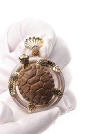 Подвеска из лимонного золота 585 пробы c эмалью и железным деревом