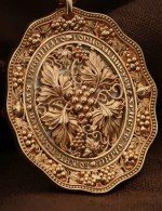Образок из золота 585 пробы c эмалью, жемчугом, кораллом и перламутром