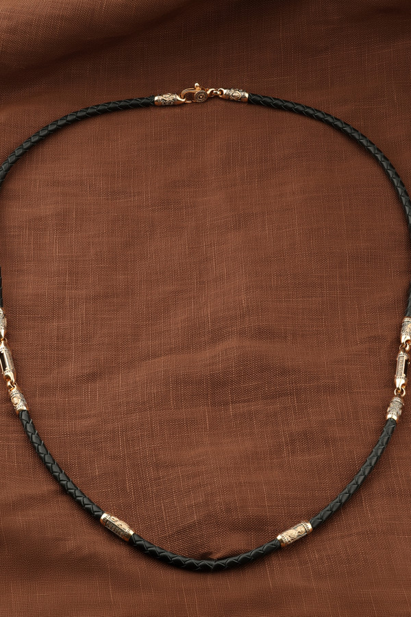 Гайтан из золота c кожаным шнурком и ониксом