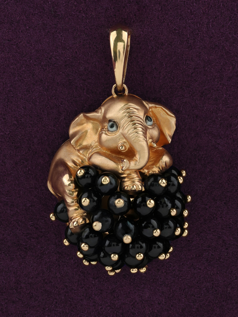 Подвеска из золота c эмалью и ониксом