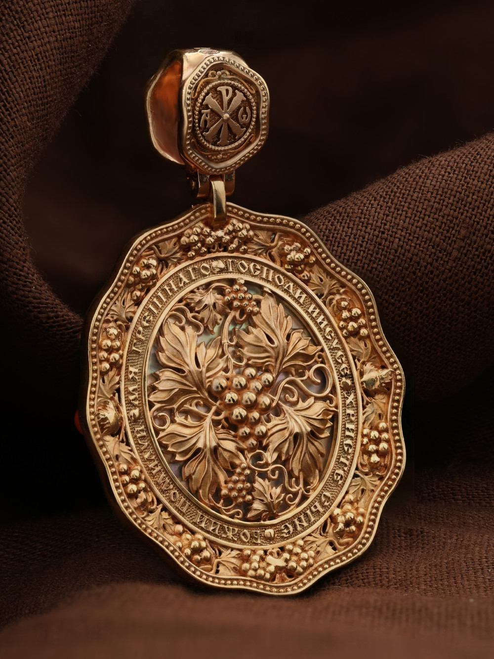 Образок из золота c эмалью, жемчугом, кораллом и перламутром