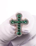 Крест из золота 585 пробы c бриллиантами и изумрудом