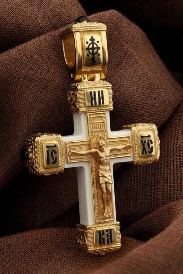 Крест из лимонного золота c эмалью, ониксом и бивнем мамонта