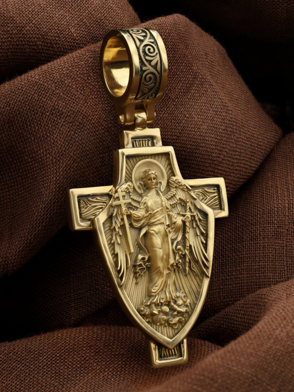 Крест из лимонного золота