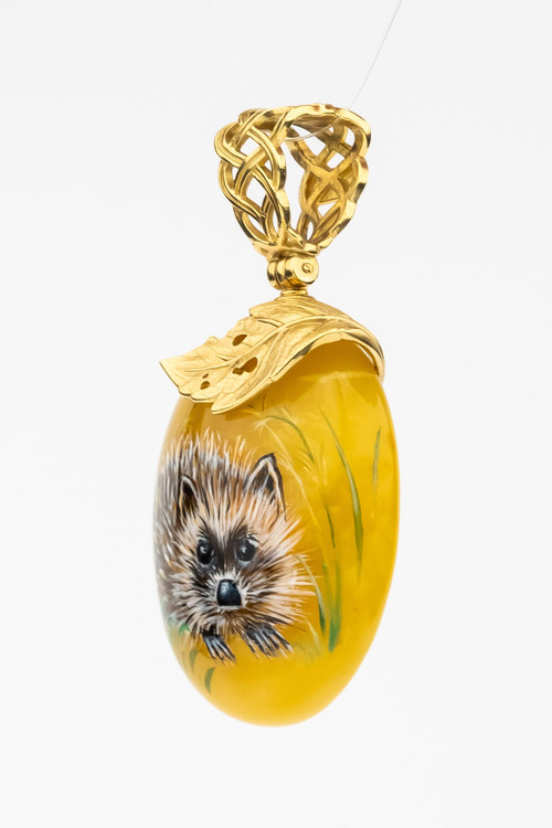 Подвеска из лимонного золота c росписным янтарём