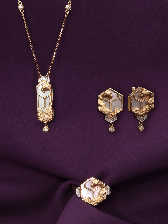 Колье из золота c бриллиантами и перламутром