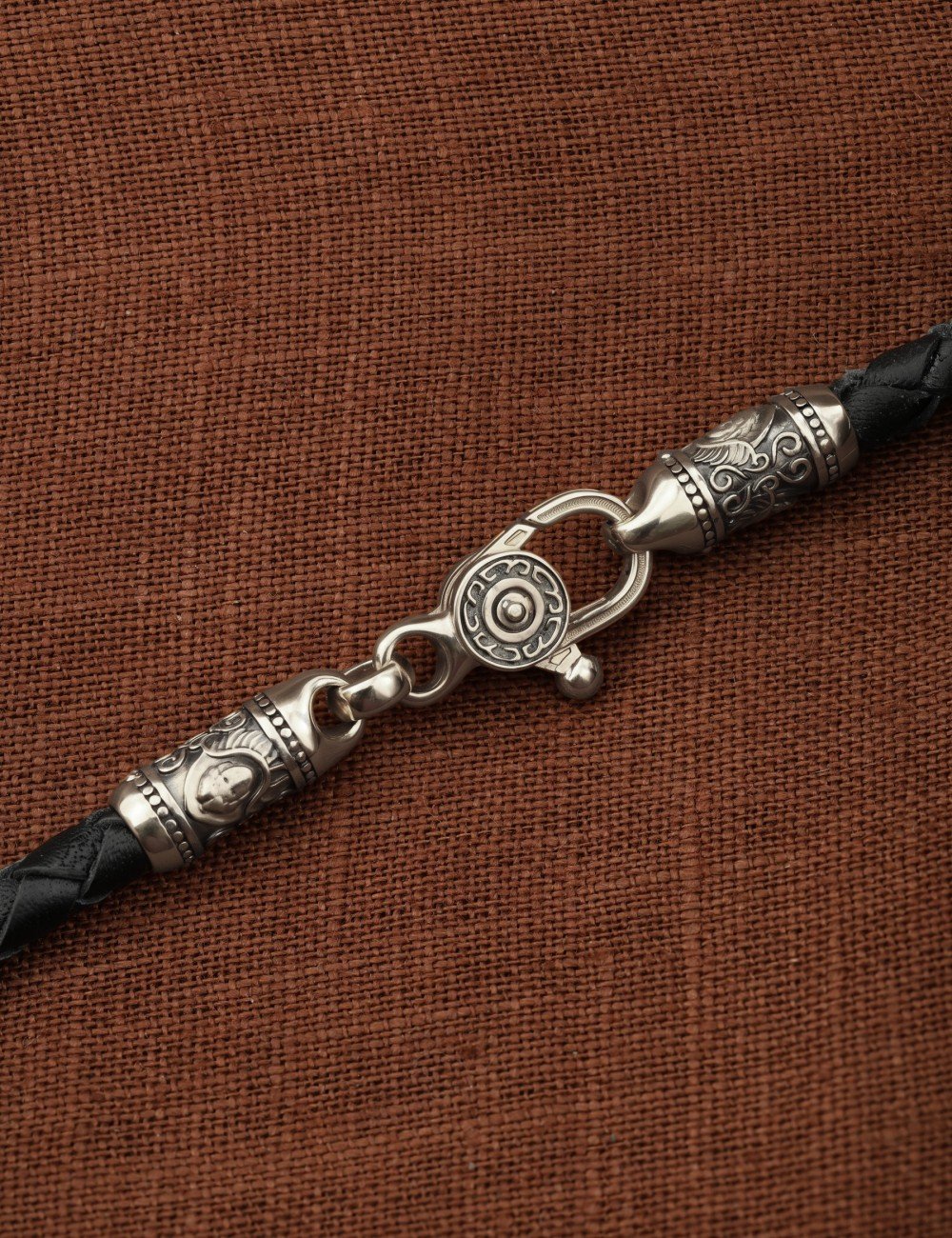 Гайтан из белого золота c кожаным шнурком