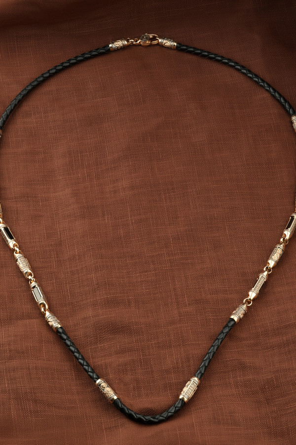 Гайтан из золота c кожаным шнурком и ониксом