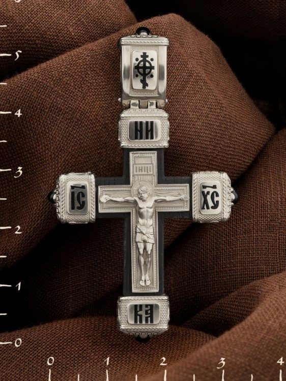 Крест из белого золота c эмалью, ониксом и эбеновым деревом