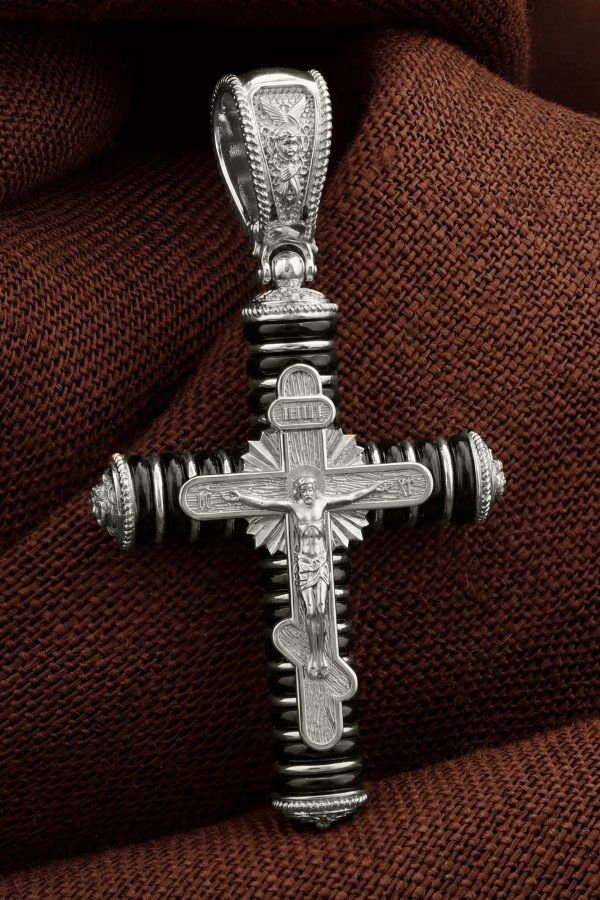 Крест из белого золота c ониксом