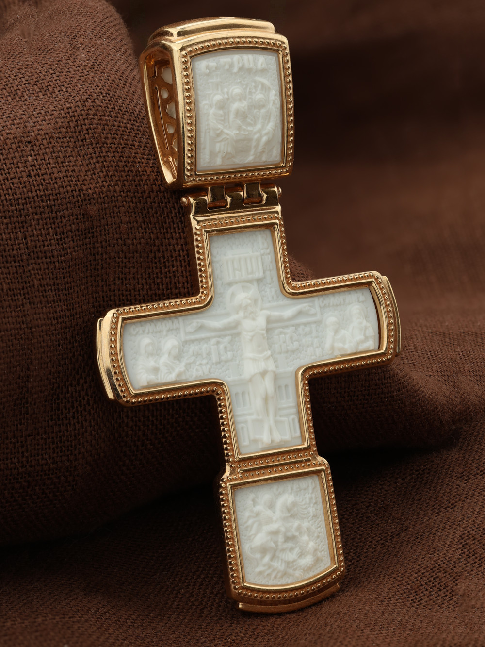 Крест из золота c бивнем мамонта