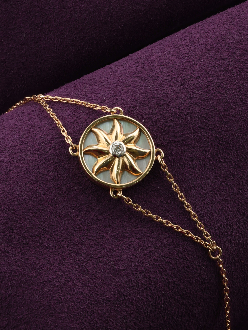 Браслет из золота c бриллиантами и перламутром