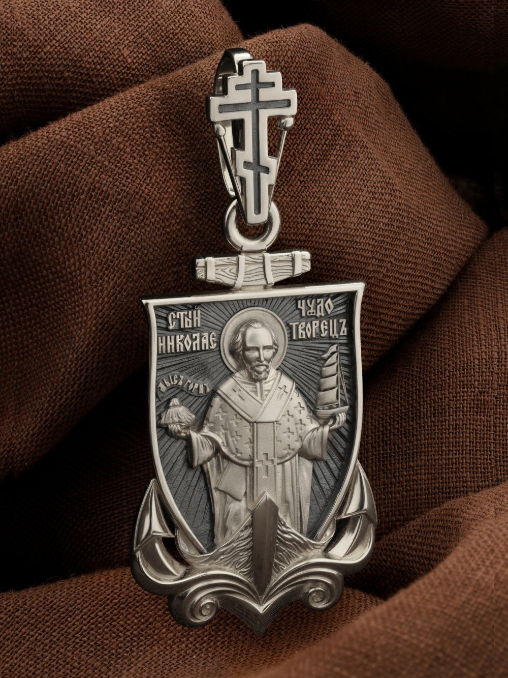 Образок из белого золота c эмалью